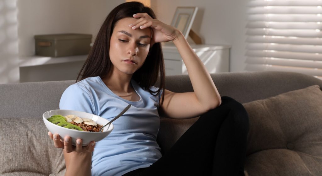 Как стресс и тревожность связаны с приступами переедания